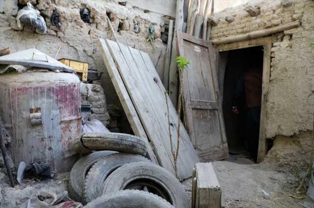 Erkek kardeşleri tarafından 25 yıldır bir odaya hapsedilen kadın kurtarıldı