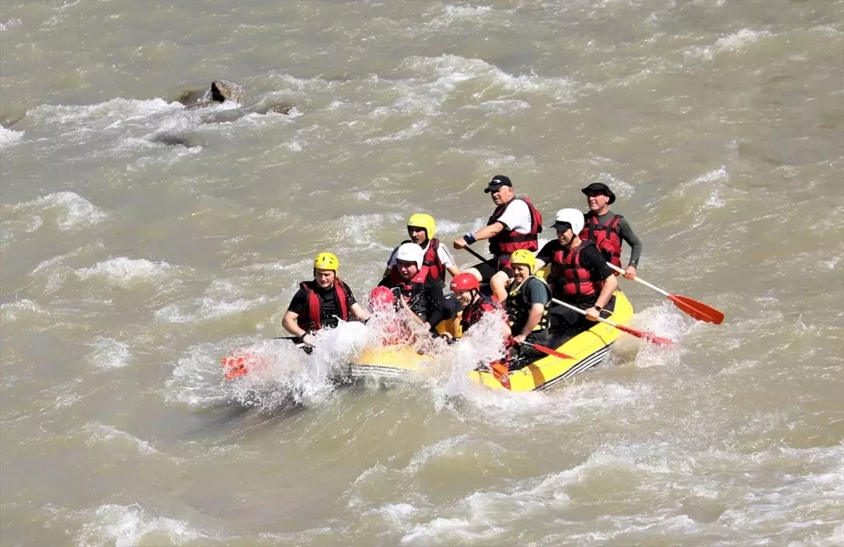 Erzincan Valisi ve beraberindekiler rafting yaptı