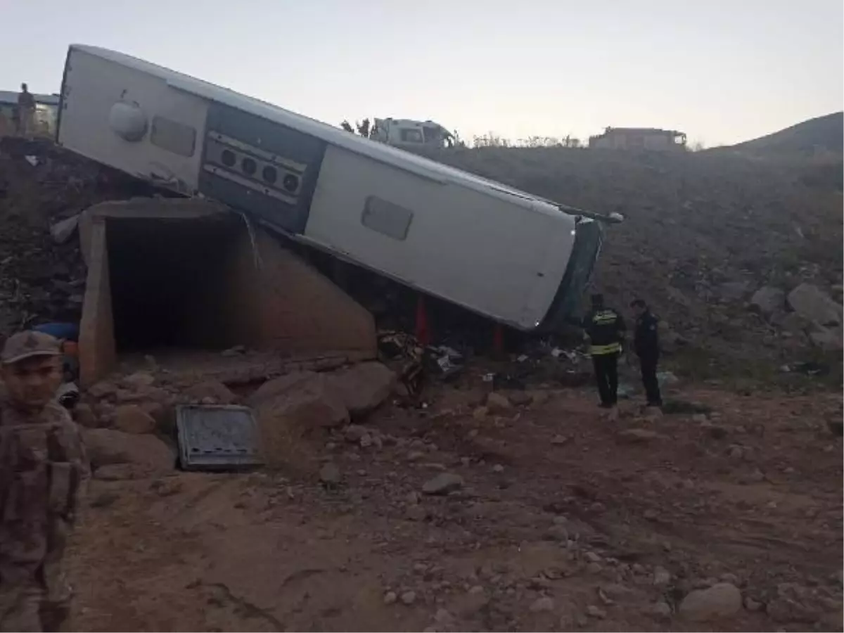 Erzurum\'da yolcu otobüsü şarampole devrildi: 3 ölü, 21 yaralı