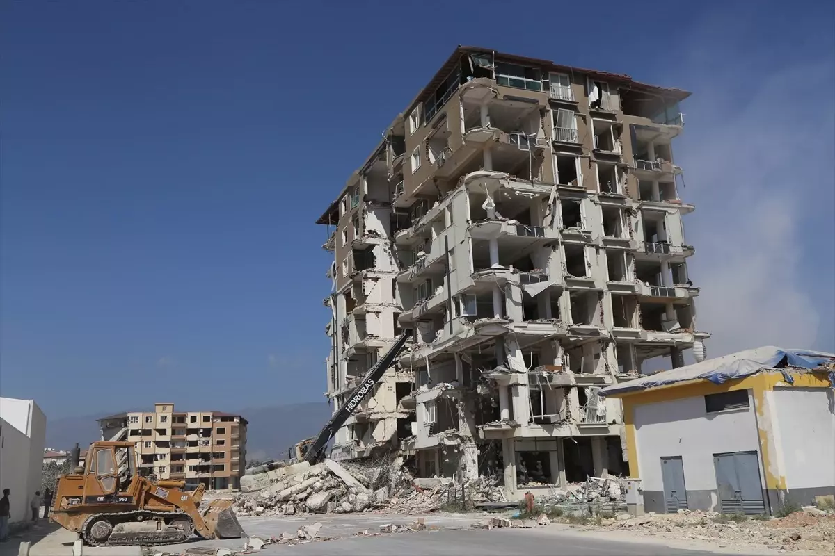 Hatay\'da depremden etkilenen ağır hasarlı binalar kontrollü olarak yıkıldı