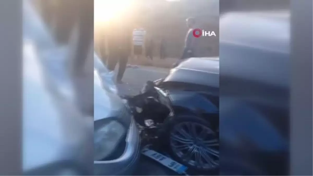 İnegöl\'de kafa kafaya çarpışan otomobillerde 1\'i bebek 6 kişi yaralandı