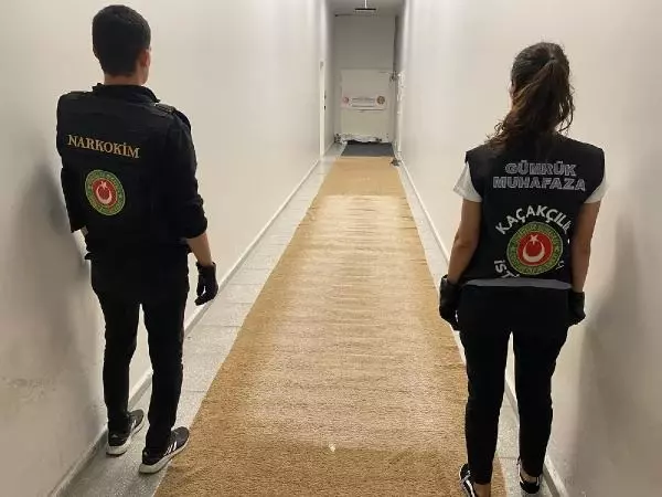 İstanbul Havalimanı'nda halıya emdirilmiş şekilde 17 Kilogram metamfetamin ele geçirildi
