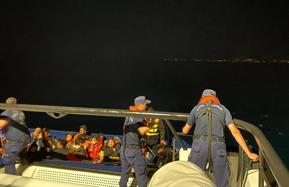 İzmir açıklarında 151 düzensiz göçmen yakalandı