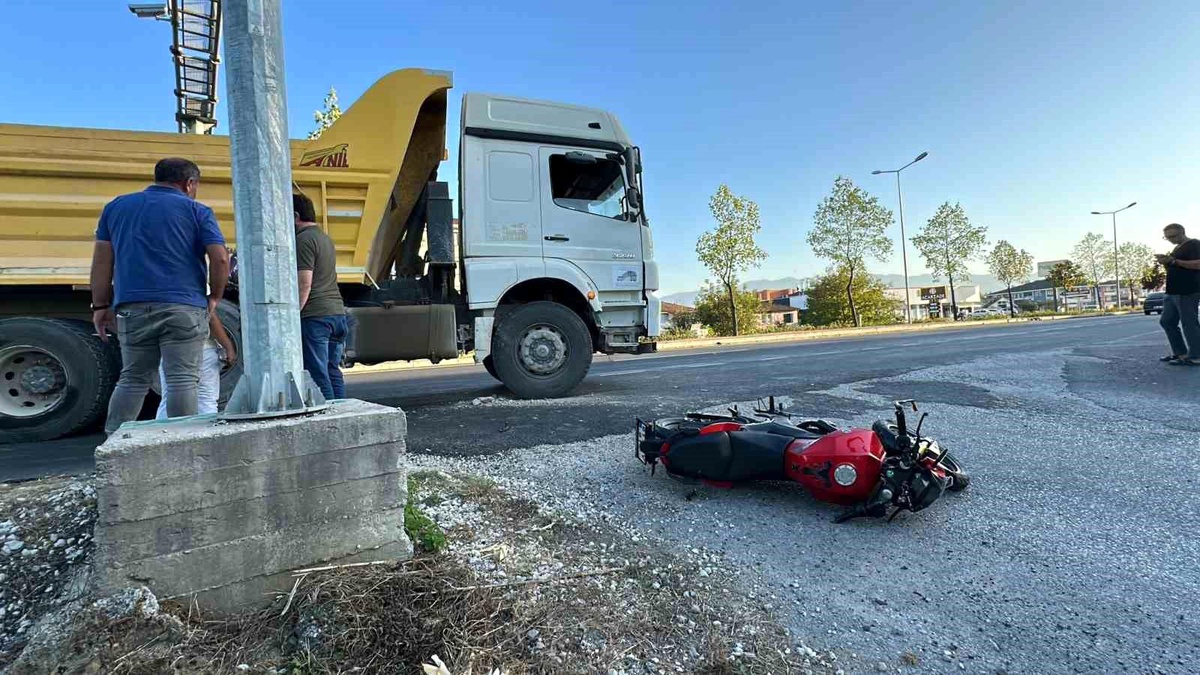 Düzce\'de kamyon ile motosikletin çarpıştığı kazada 1 kişi yaralandı