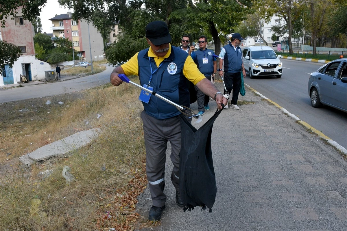Ulusal Su Elçileri Federasyonu, plastik çöp toplama yürüyüşünü Erzurum\'da sürdürdü