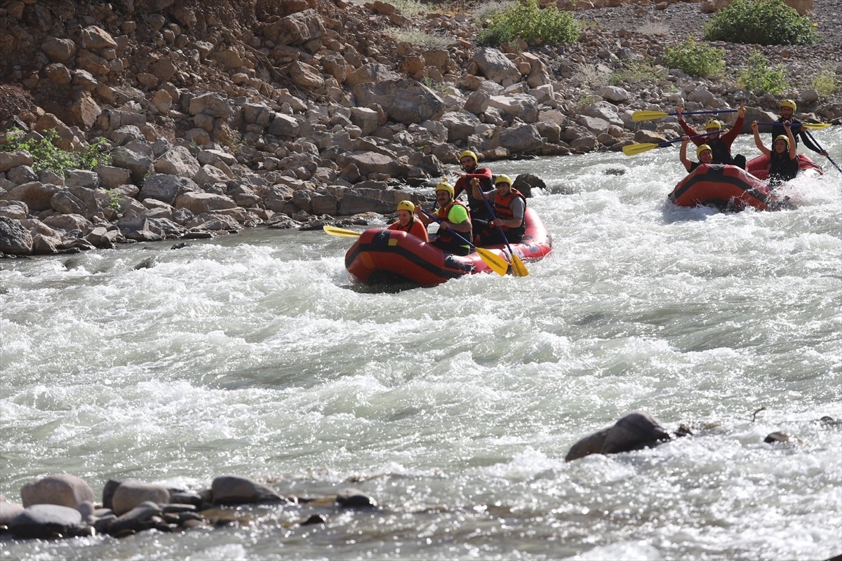 Kaymakam Kumcu, sporcularla Zap Suyu\'nda rafting yaptı