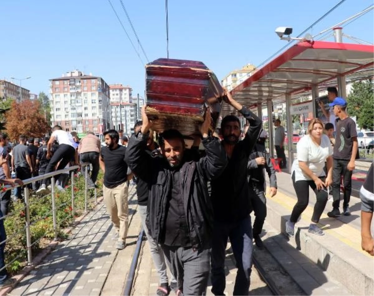 Kayseri\'de tramvayın altında kalan Harun Can\'ın ailesinden tabutlu protesto