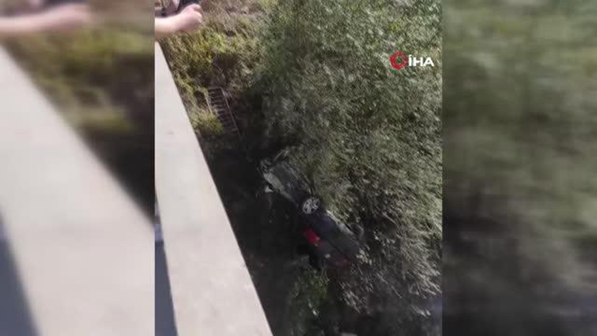 Akyazı\'da Otomobil Dereye Düştü, Sürücü Yaralandı