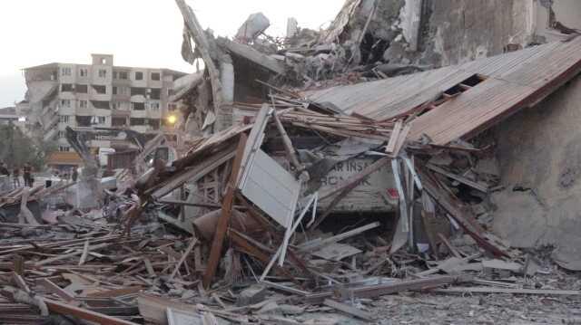 Kontrollü yıkılan bina iş makinesinin üstüne devrildi: 1 ölü, 3 işçi enkaz altında