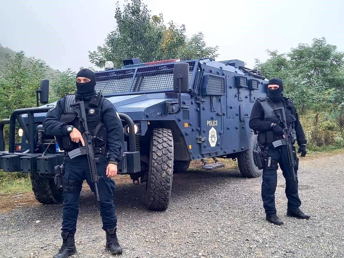 Kosova\'da Sırp Grubunun Polis Noktasına Saldırısı: 1 Polis Hayatını Kaybetti