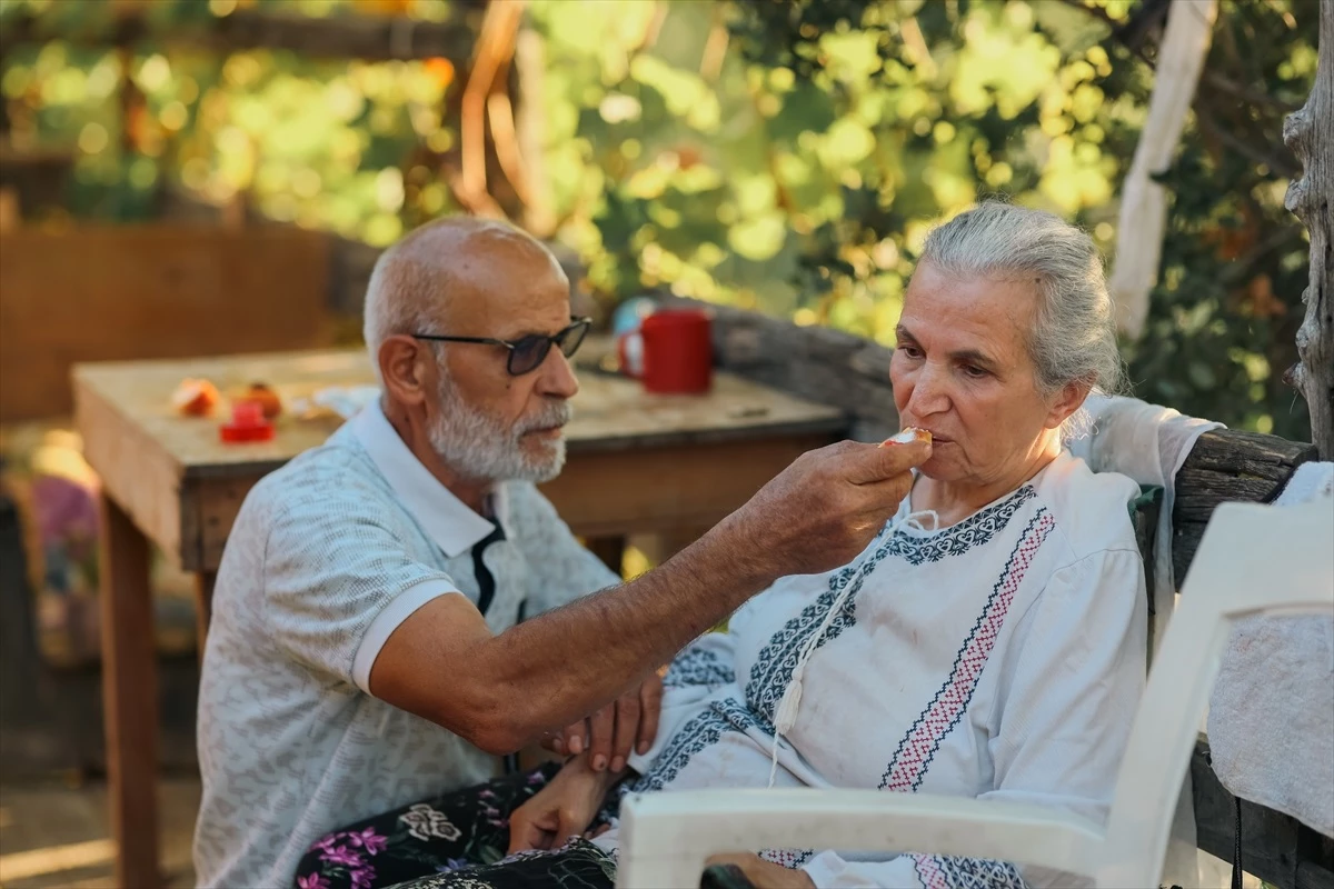 Alzheimer Hastası Eşine Bebek Gibi İlgilenen Adam