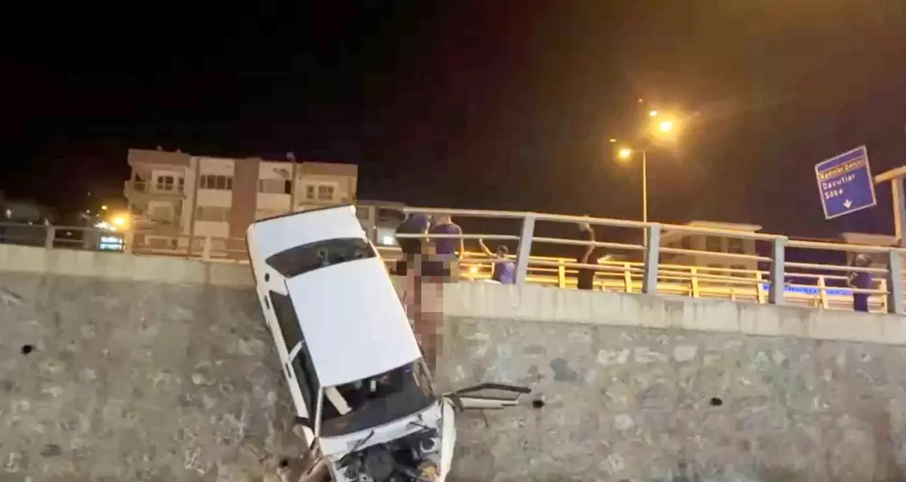 Kuşadası\'nda Kontrolden Çıkan Otomobil Uçurumda Asılı Kaldı