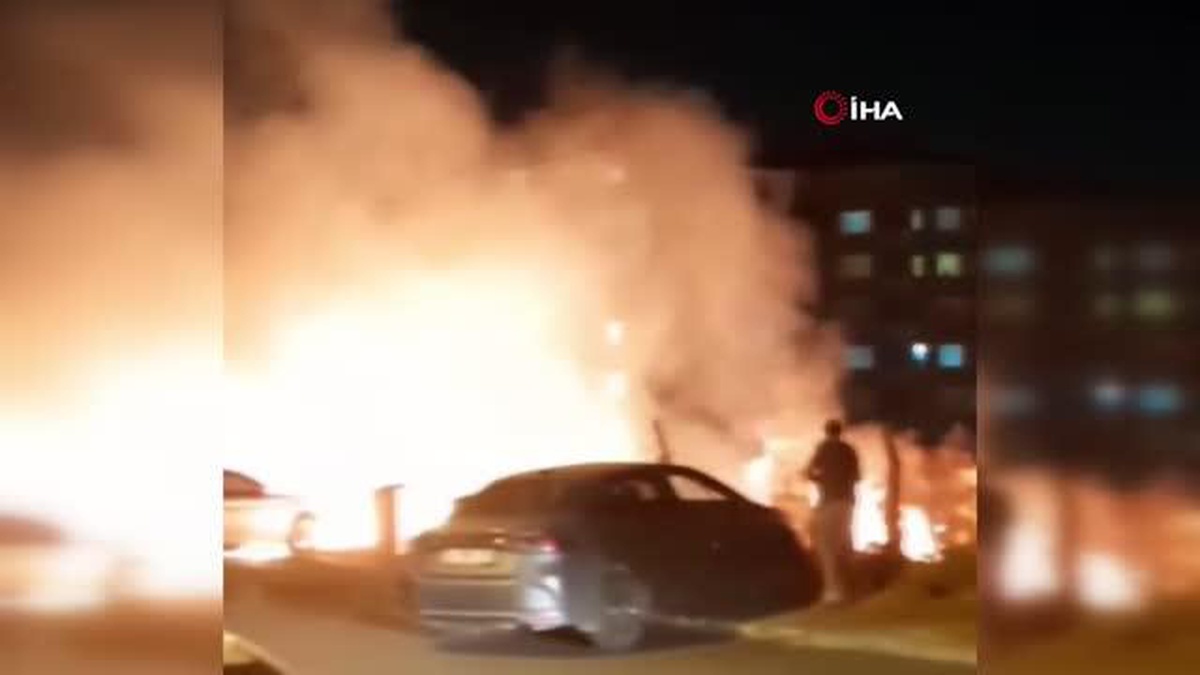 Maltepe\'de Çocukların Torpil Atması Sonucu Çıkan Yangında 2 Otomobil Yandı