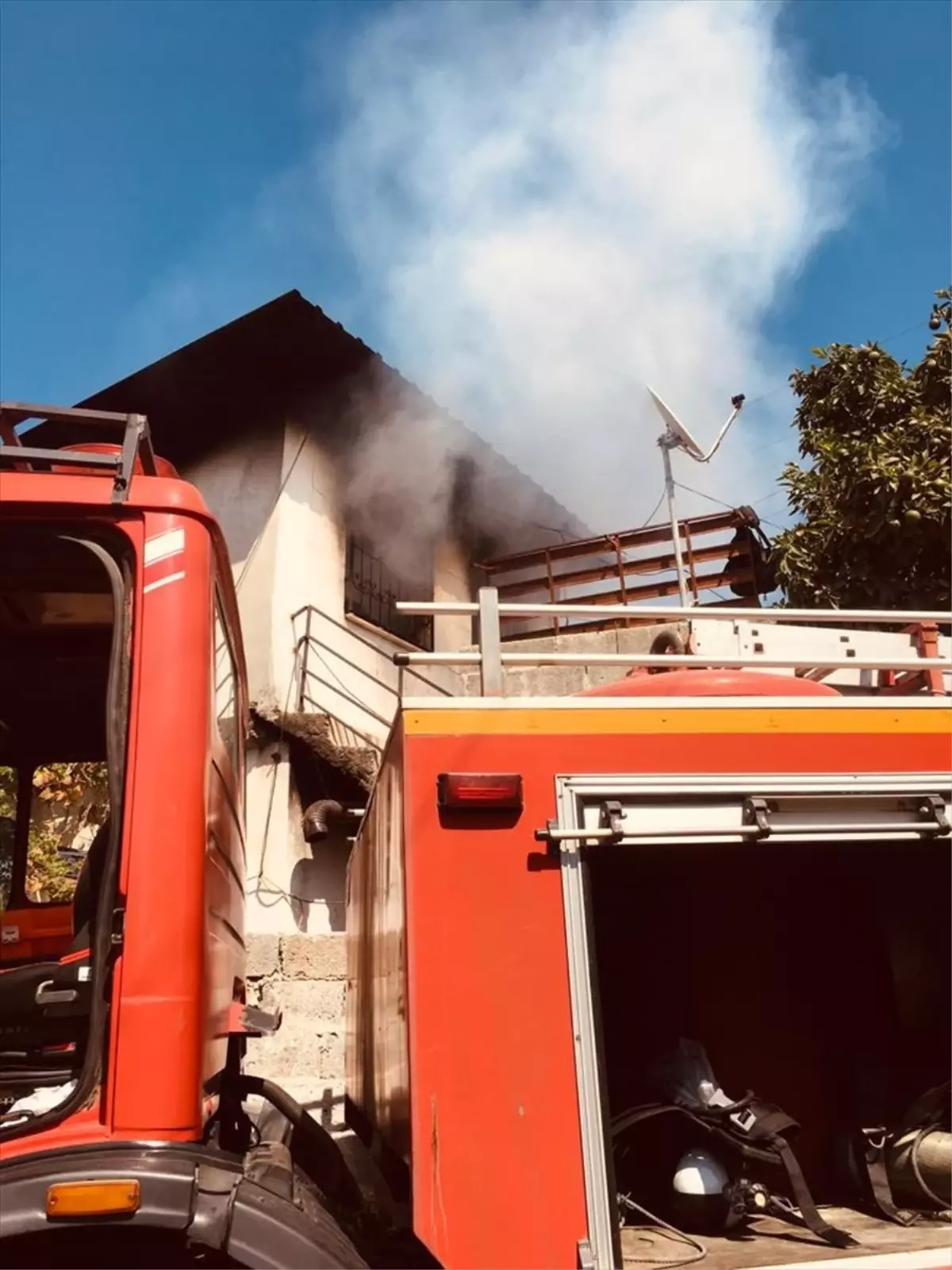 Mersin\'de bir evde çıkan yangın hasara neden oldu