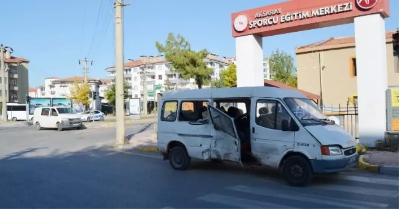 Aksaray\'da Kavşakta Minibüsler Çarpıştı: 5 Yaralı