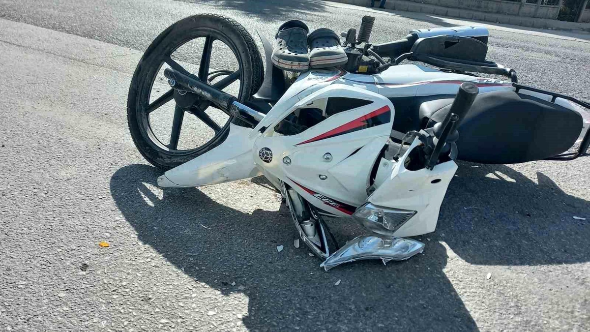 Adıyaman\'da Motosiklet ile Minibüs Çarpışması: 1 Kişi Ağır Yaralandı