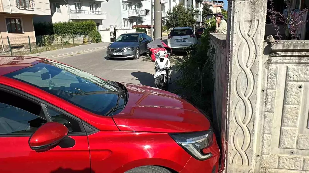 Düzce\'de otomobil ile motosikletli kuryenin karıştığı kazada 1 kişi yaralandı