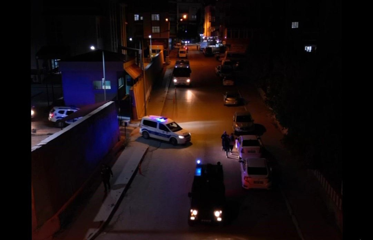 Muş\'ta yapılan şok asayiş uygulamasında 2 araç trafikten men edildi