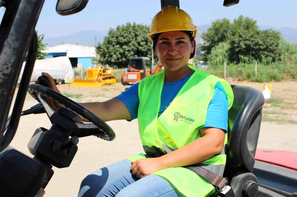 Aydın\'ın Söke ilçesinde Zeynep Şimşek, ilçenin ilk kadın forklift operatörü oldu
