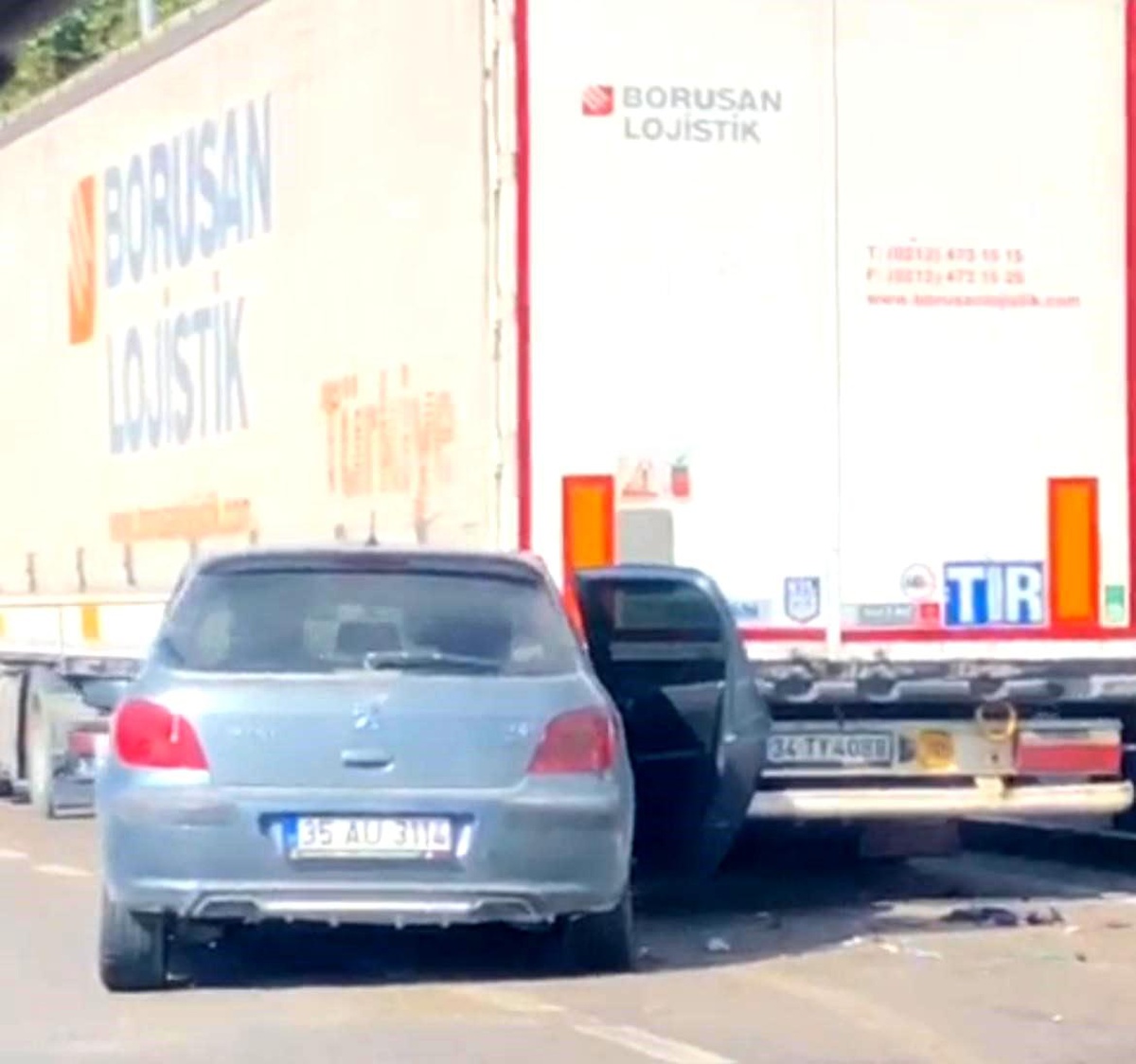 Bursa\'da Otomobil Tıra Çarptı: Sürücü Ağır Yaralandı