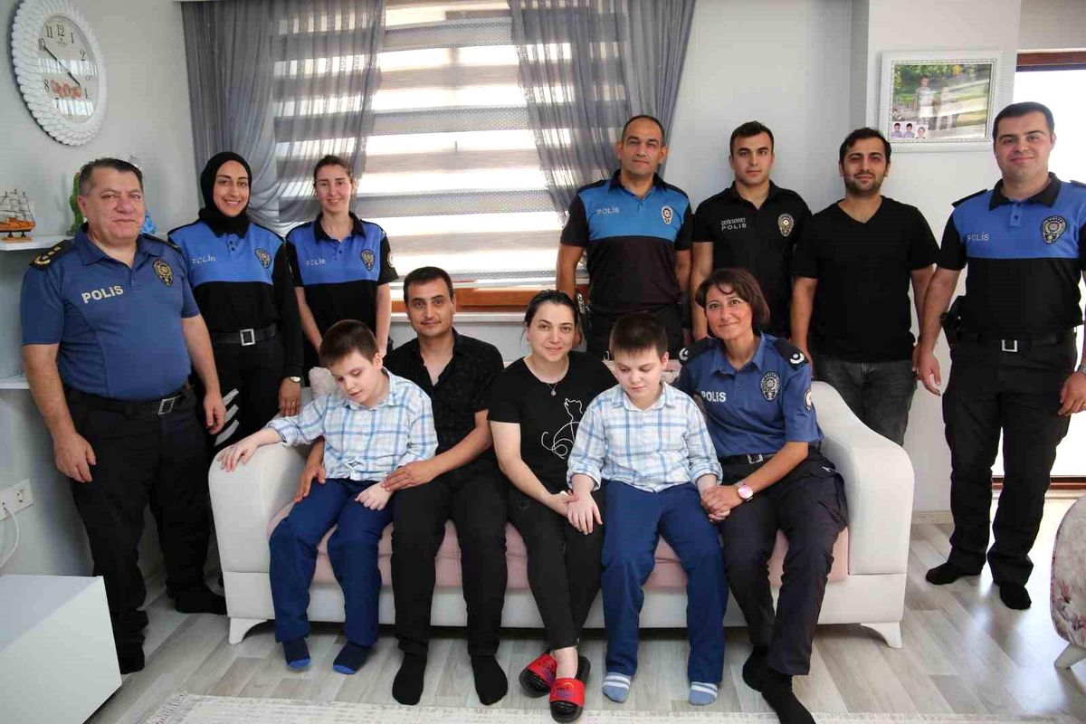 Polis Ekipleri Engelli Kardeşleri Ziyaret Ederek Hayallerini Gerçekleştirdi