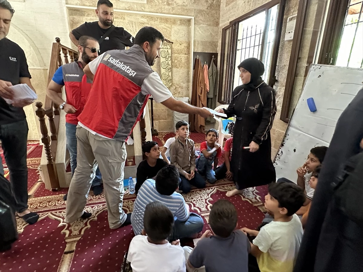 Sadakataşı Derneği, Lübnan\'da mülteci çocuklara nakdi yardımda bulundu