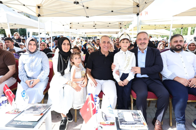 Sultangazi Belediye Başkanı Av. Abdurrahman Dursun'un katıldığı törende bin 500 çocuk sünnet ettirildi