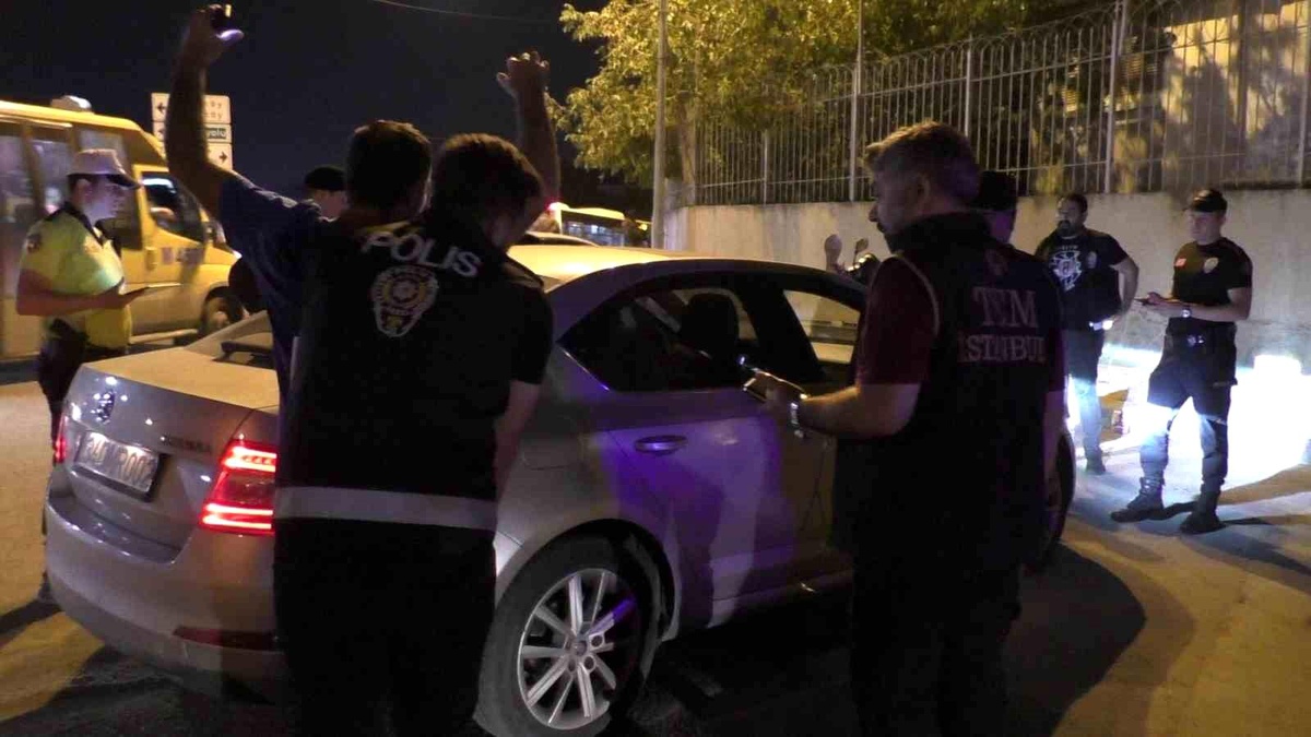 Sultangazi\'de Asayiş ve Narkotik Uygulaması: 5 Şahıs ve 6 Yoklama Kaçağı Yakalandı