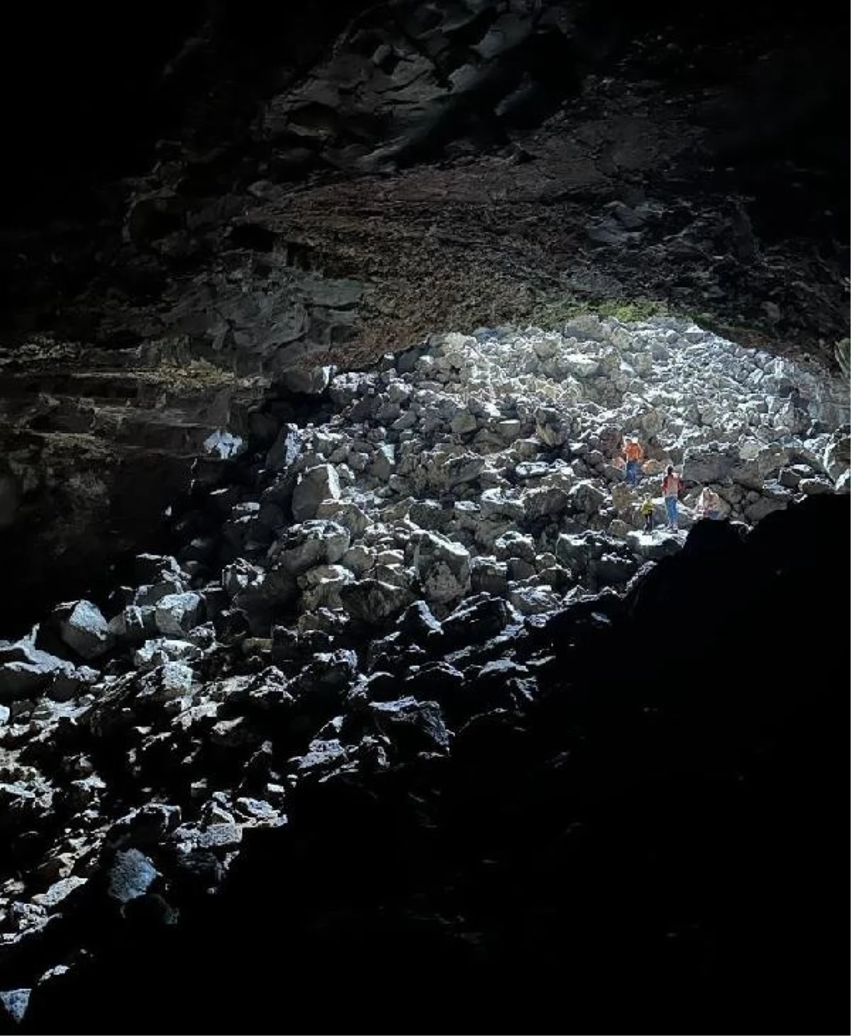 Ağrı Dağı\'ndaki Buz Mağarası Ziyaretçilerden İlgi Görüyor