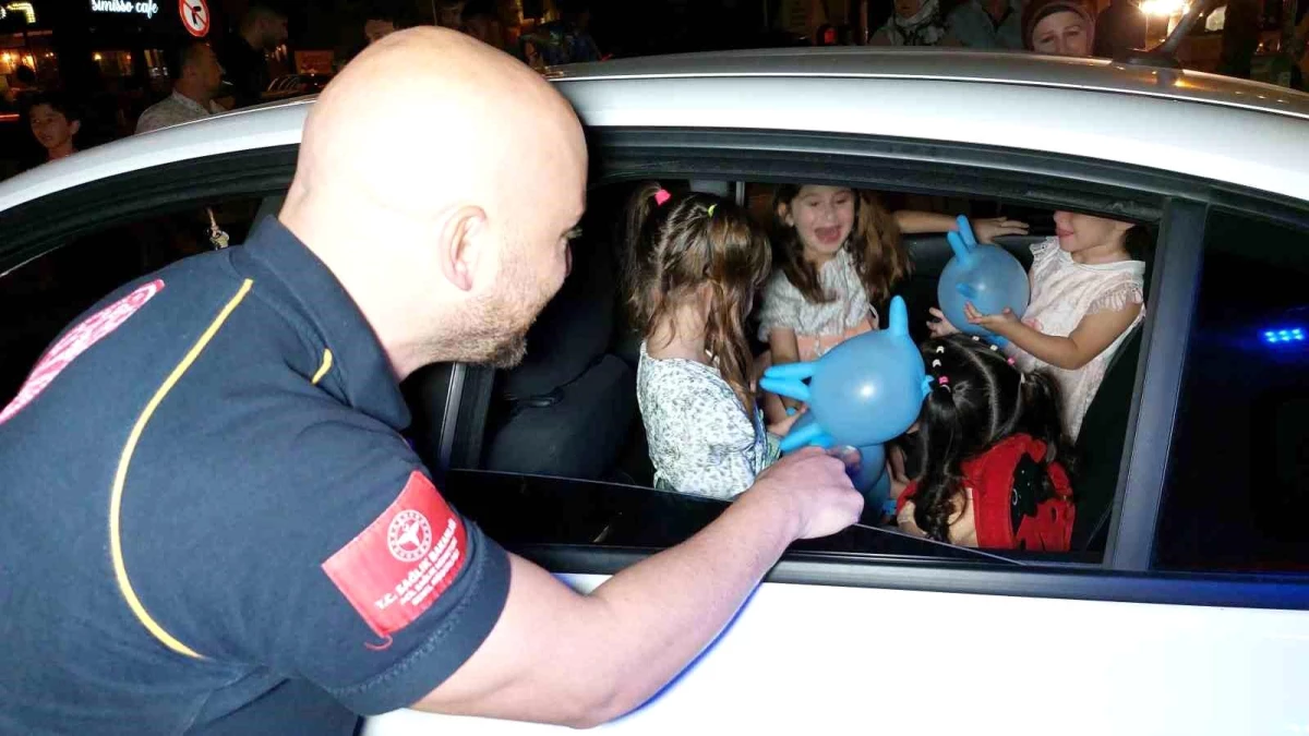 Samsun\'da trafik kazasından korkan çocukların yüzünü ambulans şoförü güldürdü