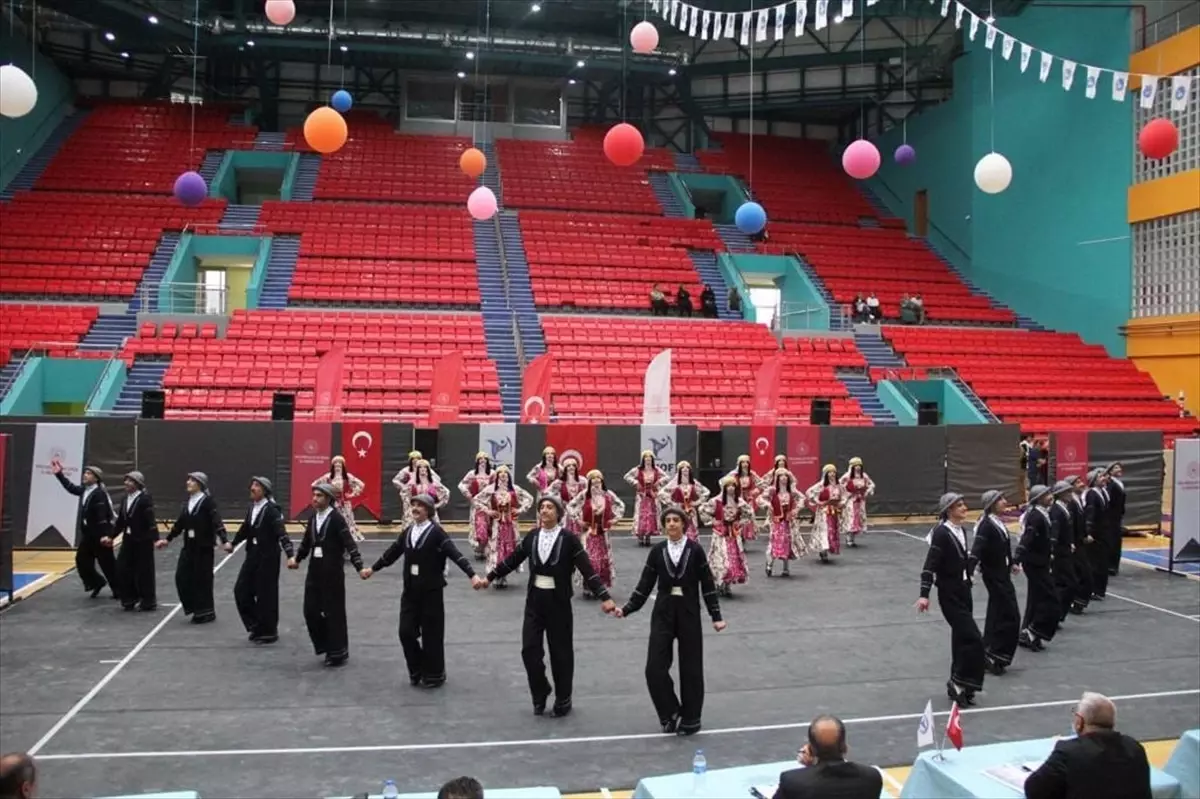 Van Halk Oyunları Ekibi Bitlis Bölge Yarışmasında 3 Kategoride Birinci Oldu