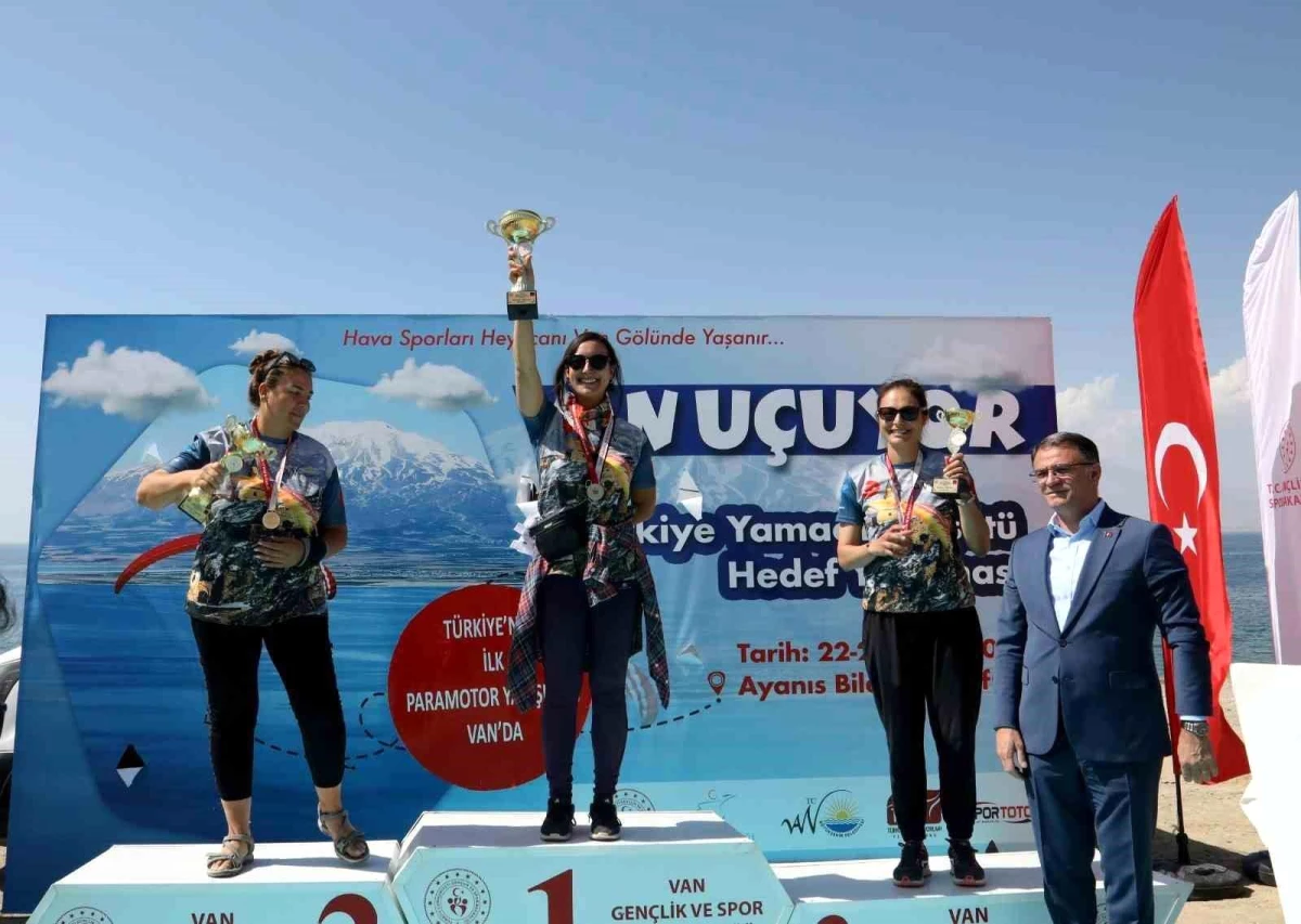 Van Gölü\'nde Yamaç Paraşütü ve Paramotor Şampiyonası Renkli Görüntülerle Sona Erdi