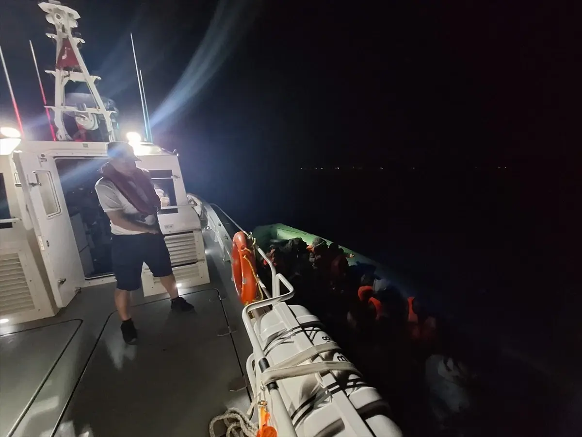 Kuşadası açıklarında Yunanistan unsurlarınca itilen 44 düzensiz göçmen kurtarıldı