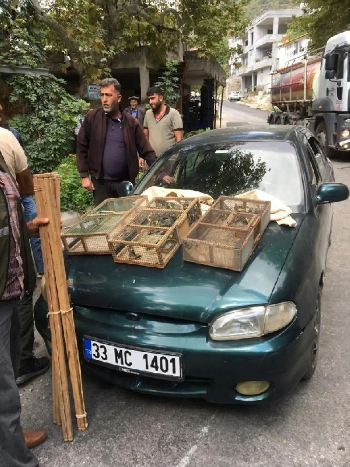 Erdemli\'de Tuzak Kurarak 30 Saka Kuşu Avlayanlara Cezai İşlem Uygulandı