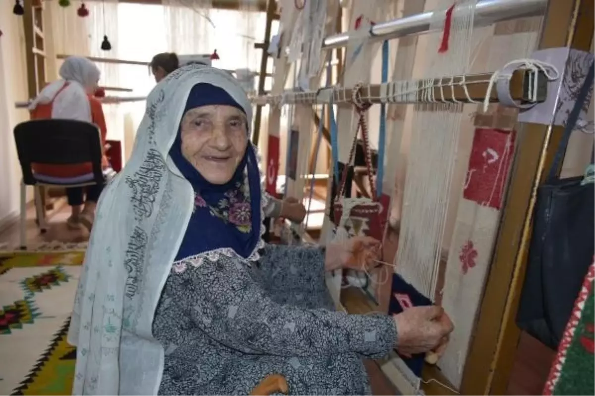 85 Yaşındaki Kadın, Halı Dokuma Kursunu Başarıyla Tamamladı