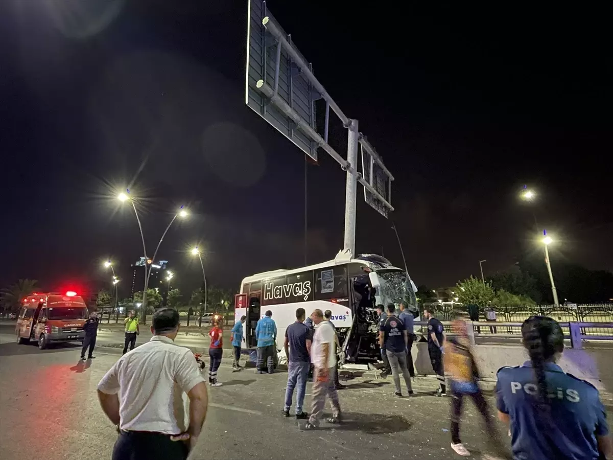 Adana\'da Midibüs Trafik Tabelası Direğine Çarptı: 5 Yaralı