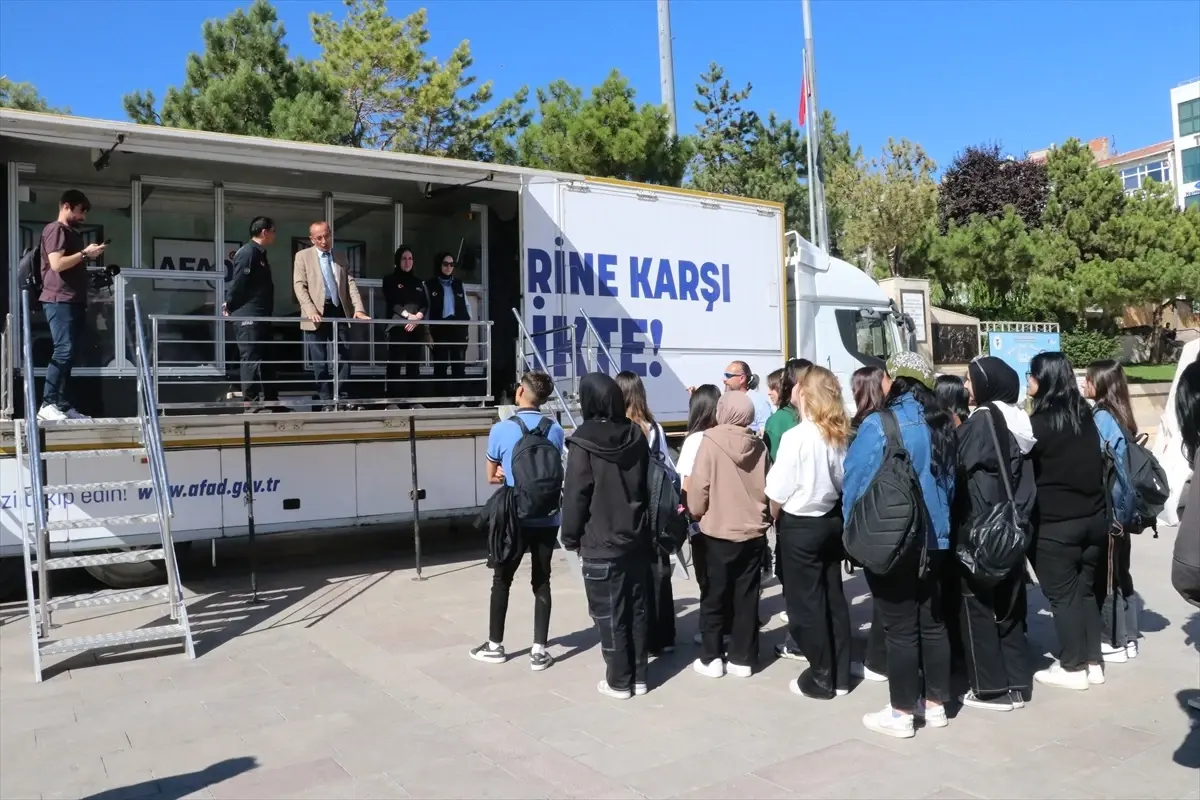 Yozgat\'ta Deprem Simülasyon Tırı İle Bilinçlendirme Eğitimi Veriliyor