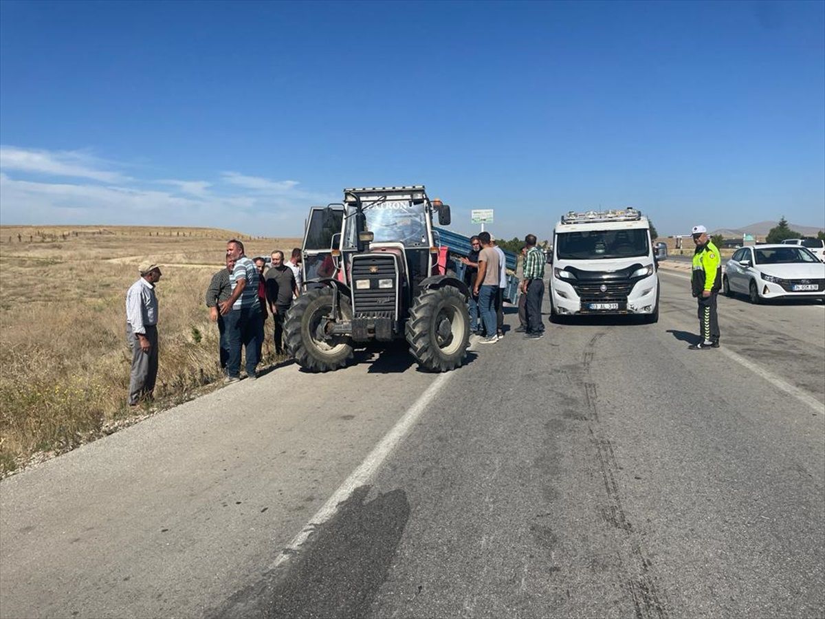 Afyonkarahisar\'da otomobil ile traktör çarpışması: 1 ölü, 1 yaralı
