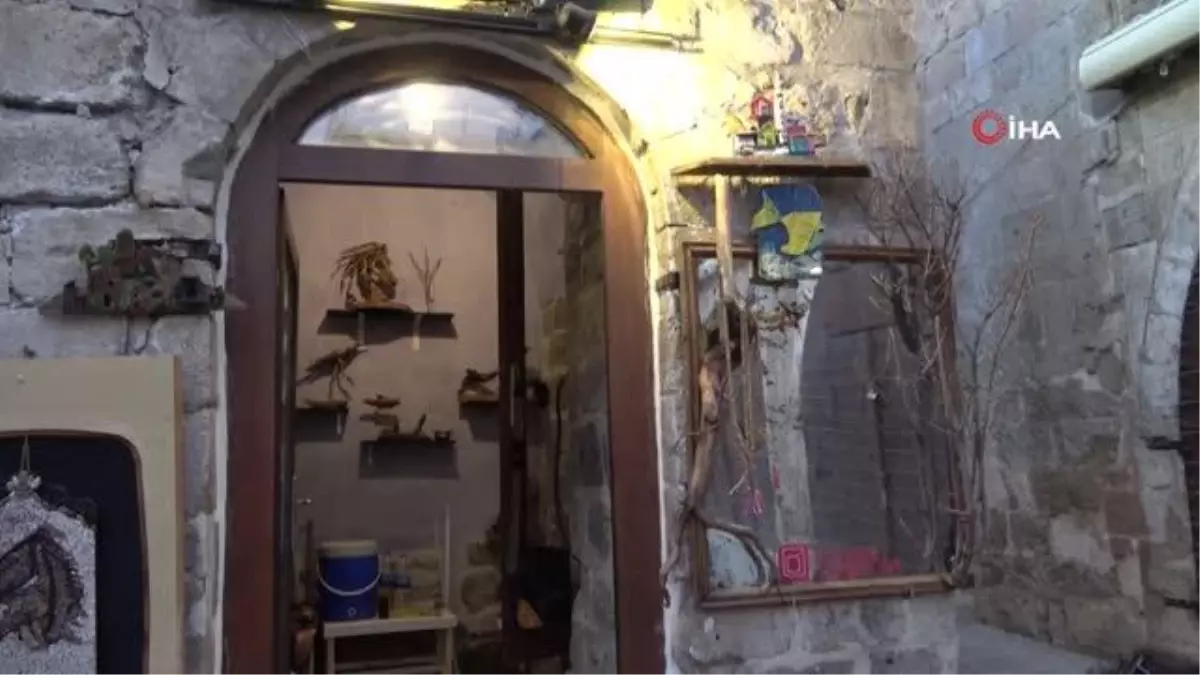 Ahşap ustası deniz dalgalarının getirdiği ağaçlarla zanaat ruhunu ortaya çıkardı