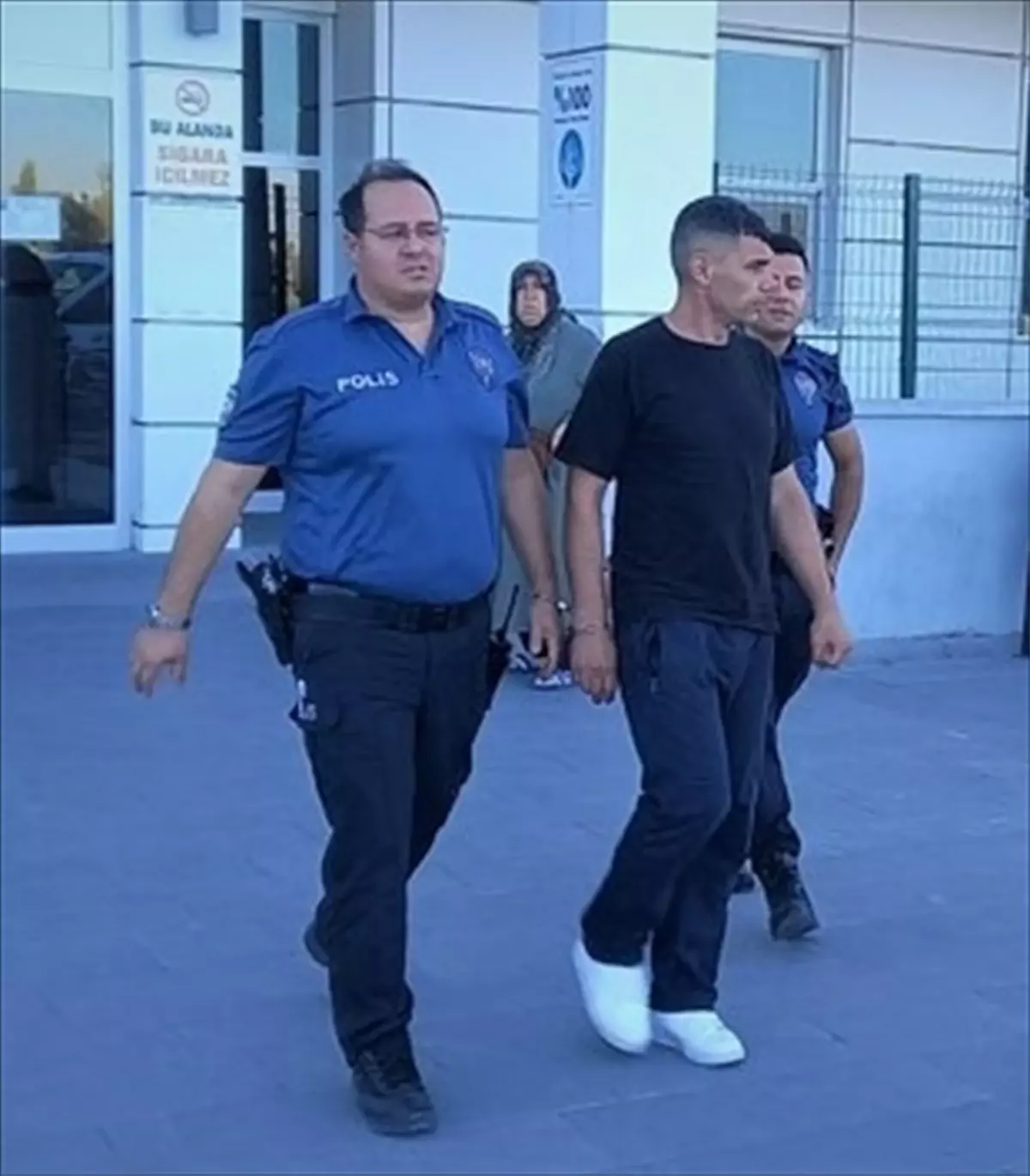 Hırsızlık suçundan aranan şahıs araçta yakalandı