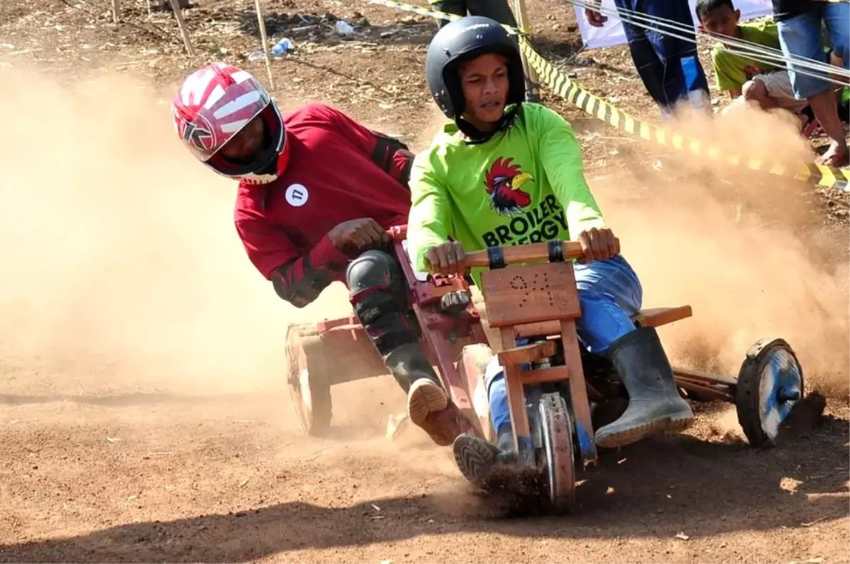 Endonezya'da Geleneksel Tahta Araba Yarışı Düzenlendi