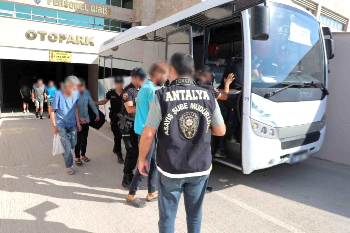 Antalya\'da 63 zanlı gözaltına alındı