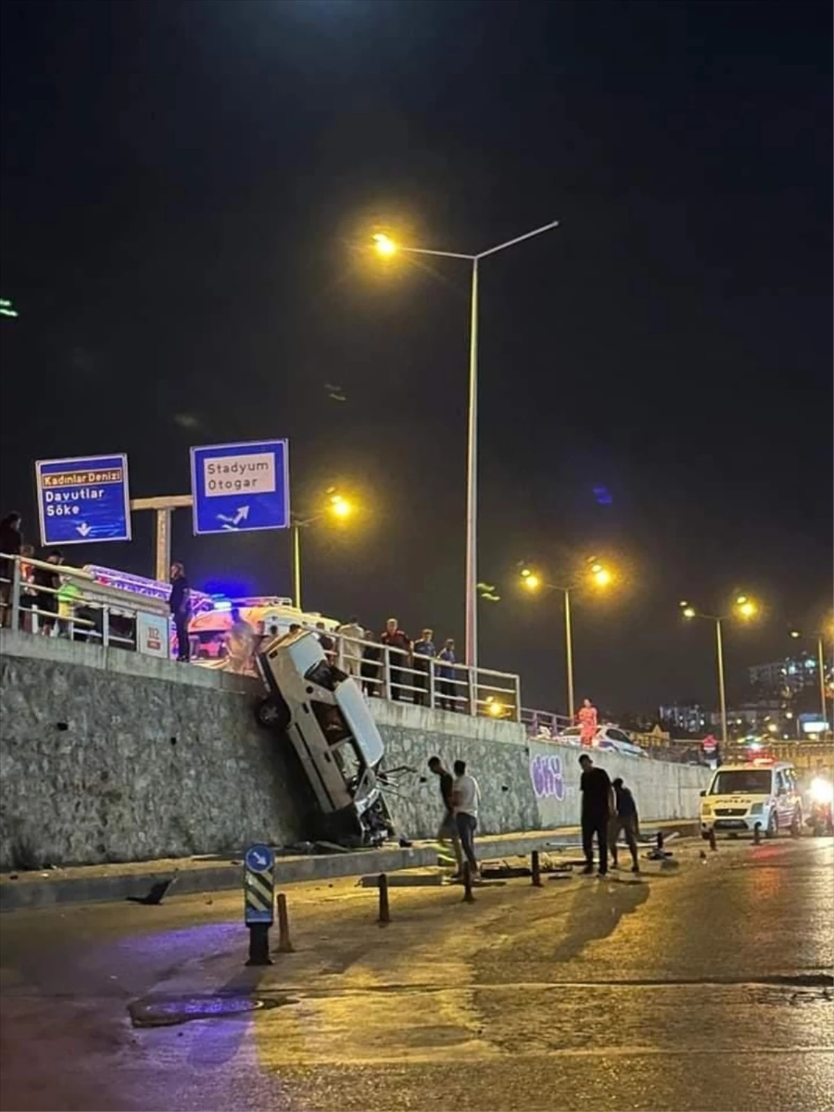 Kuşadası\'nda Otomobil Bariyerlere Çarptı: Sürücü Hayatını Kaybetti