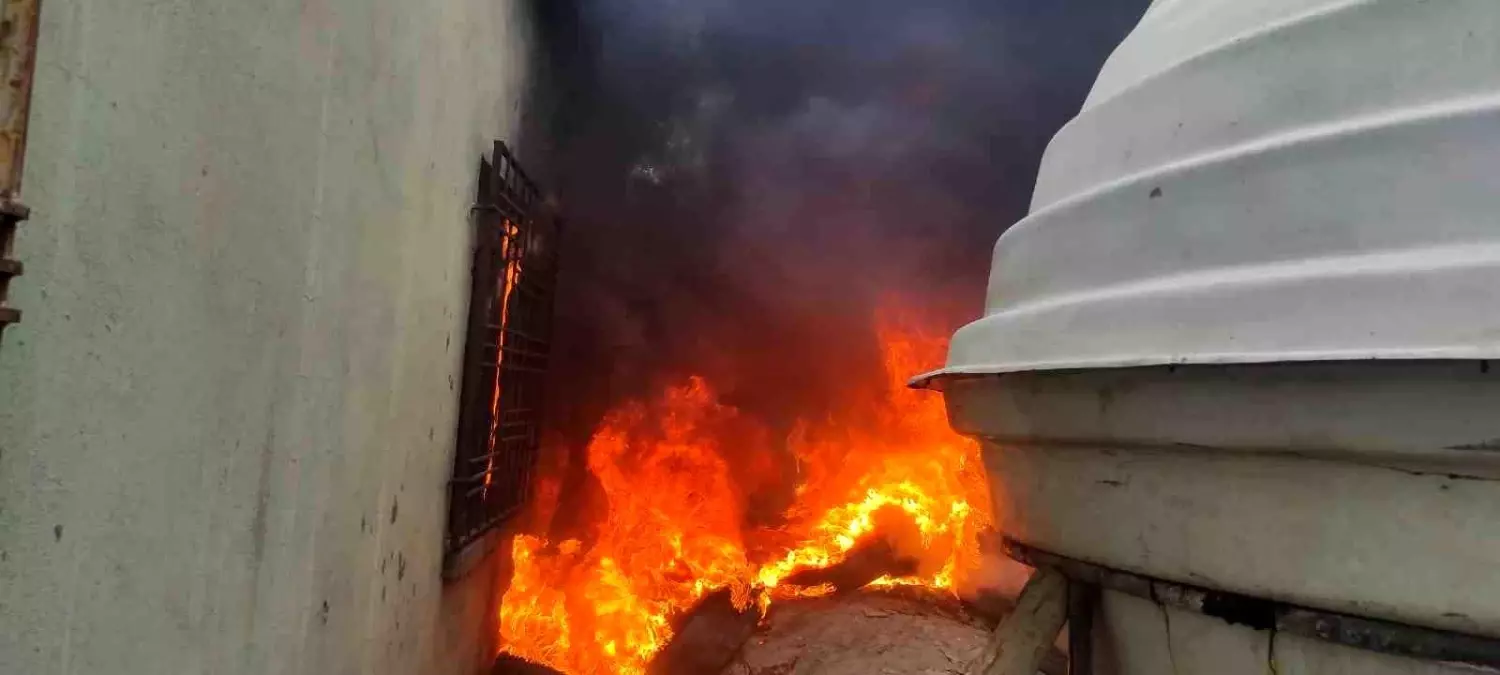 Batman\'da Lastik Deposunda Çıkan Yangın Mahallede Paniğe Yol Açtı