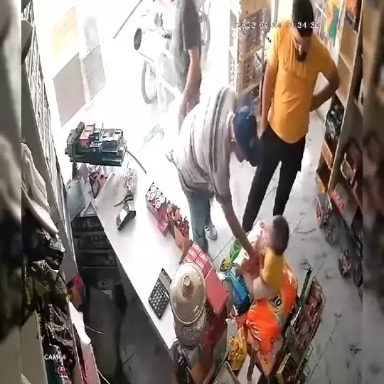 Böyle çocuk mu sevilir? Gözü dönen baba, yaşlı adama tokadı bastı