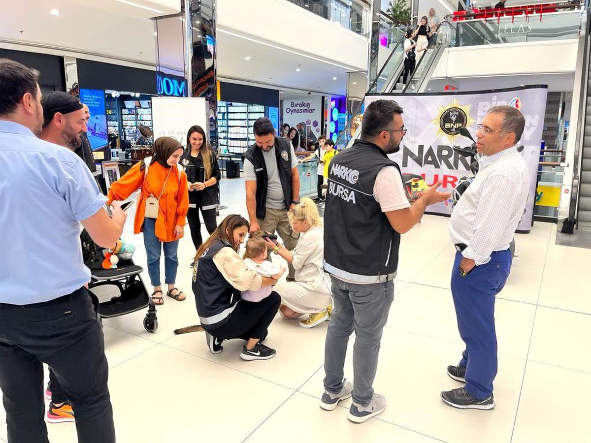 Bursa Emniyeti Uyuşturucuyla Mücadelede Vatandaşları Bilgilendirdi