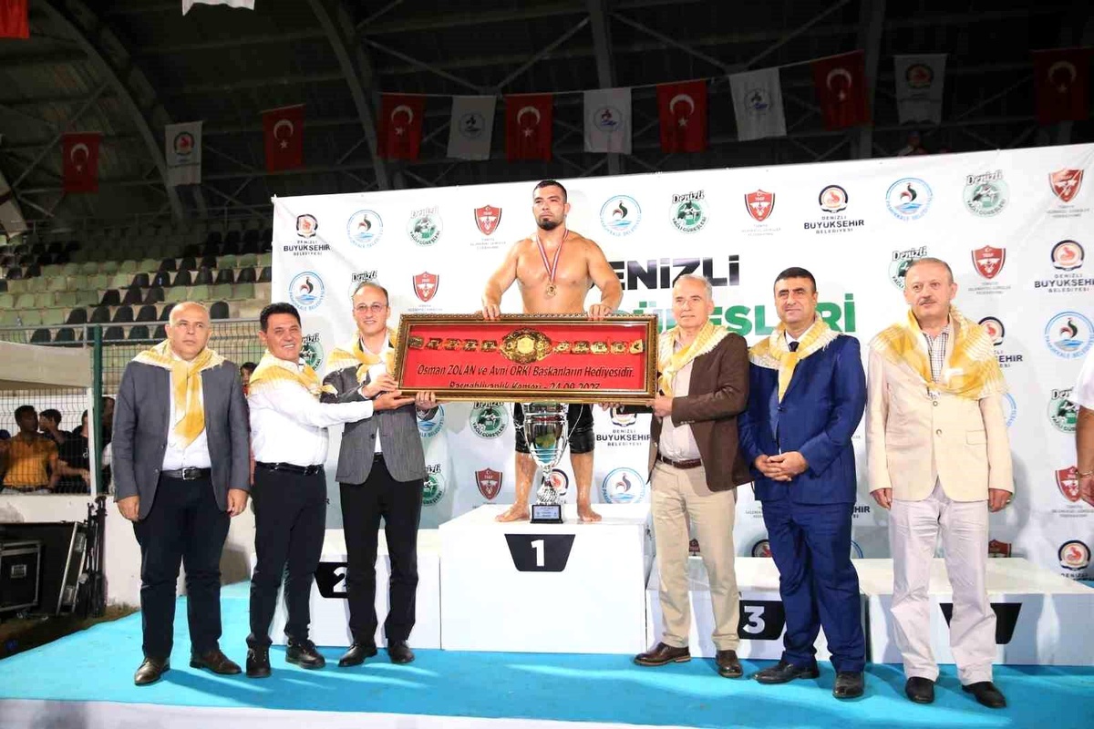 Denizli Yağlı Güreşleri\'nin ağası Hayati Işık oldu