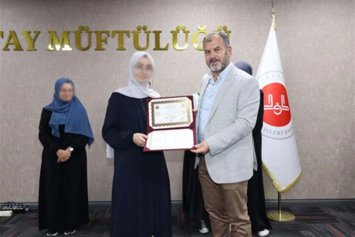 Müftülüğün diploma töreninde kızların yüzlerini buzladılar 