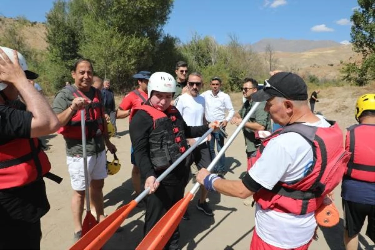 Erzincan Valisi Hamza Aydoğdu, Karasu Nehri\'nde Rafting Yaptı