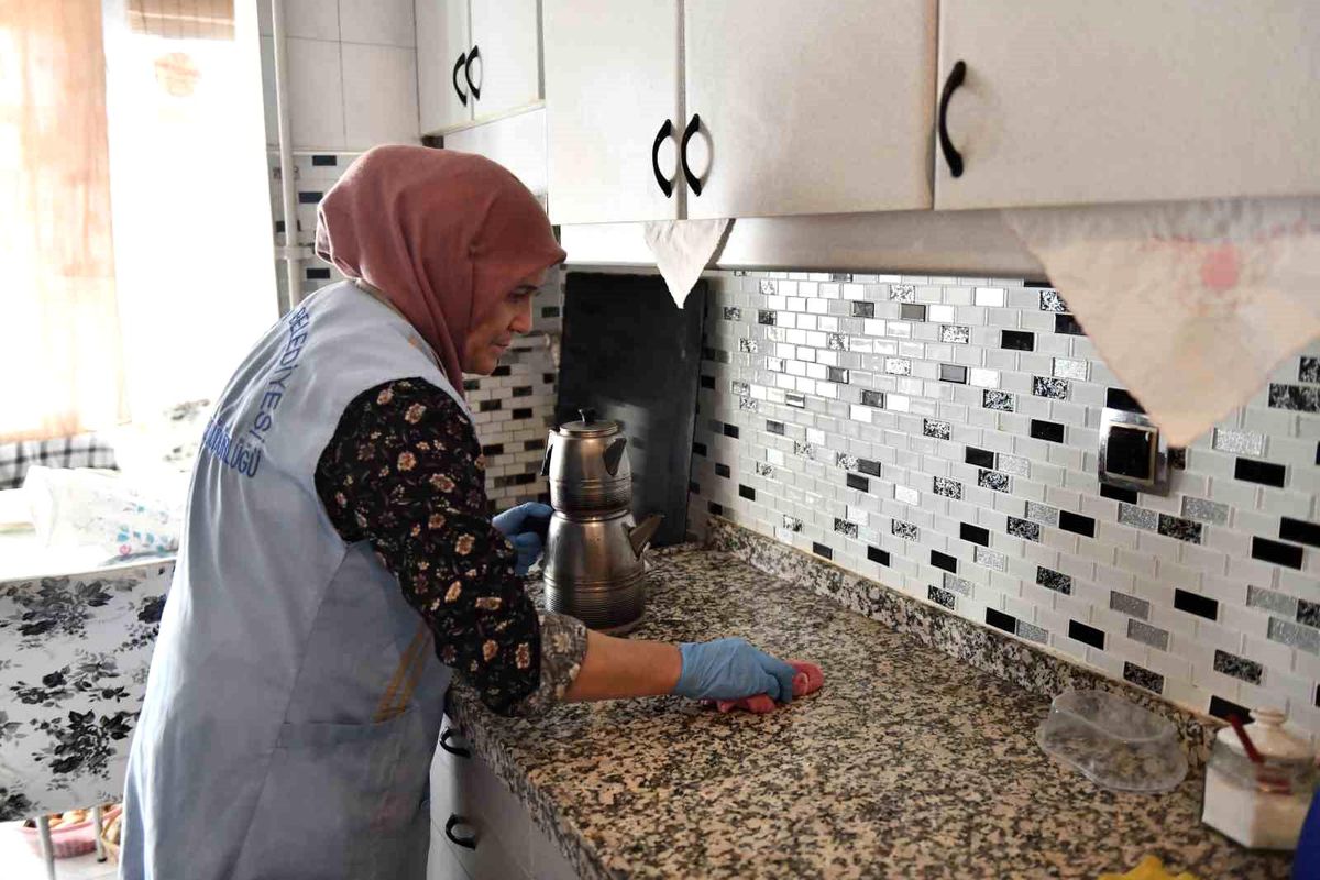Esenyurt Belediyesi Engelli ve Yaşlı Vatandaşların Evlerini Temizliyor